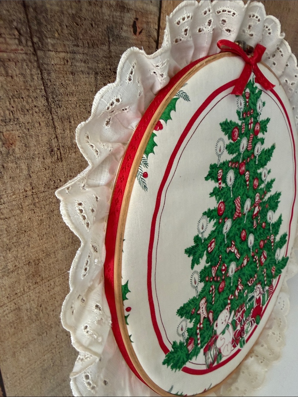 Vintage Kitschy Green and Red Christmas Tree Embroidery Hoop Wall Hanging - Picture 4 of 7